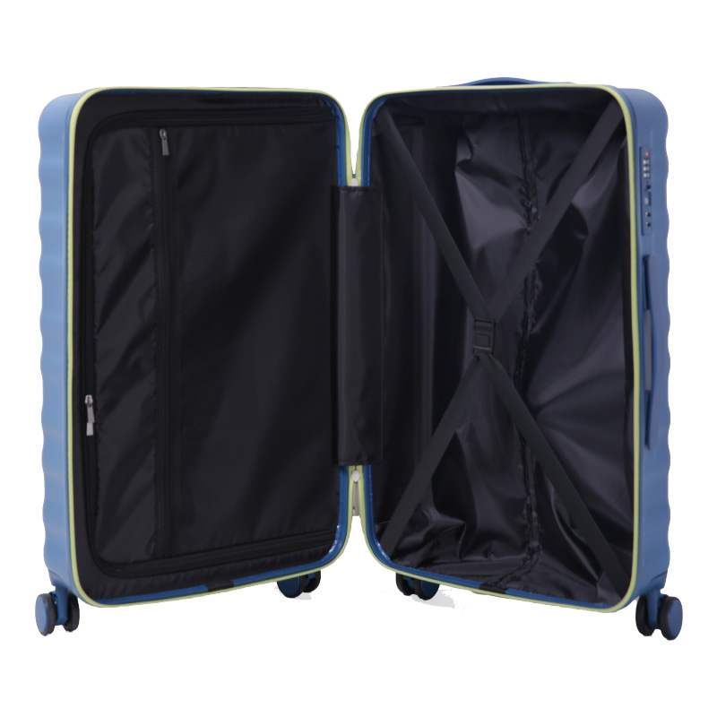 Scratch-resistant hardside luggage for long journeys